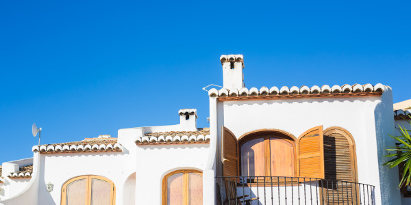 Pintar Fachadas de Casas Unifamiliares / Chalets Alfaz del Pi · Pinturas para Pintado de Fachadas Metálicas o de Hormigón