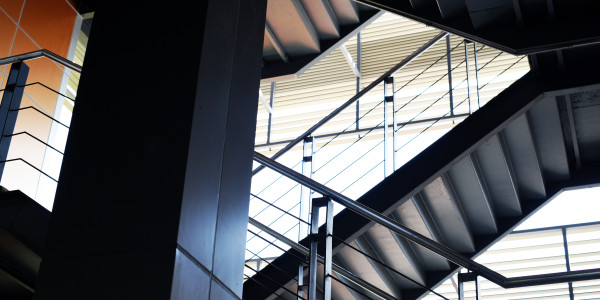 Pintar Fachadas de Empresas / Negocios / Locales Comerciales Monóvar · Pintado de Escaleras