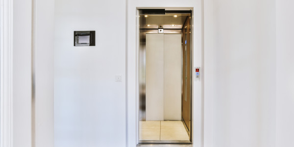 Pintar Fachadas y Patios de Luces de Comunidades Vecinos / Propietarios Los Montesinos · Esmalte de Puertas de Ascensores, Puertas de Emergencia y Portales