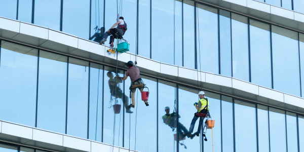 Trabajos Verticales en Fachadas de Edificios / Viviendas Monóvar · Pintado Económico y Rápido de Fachadas